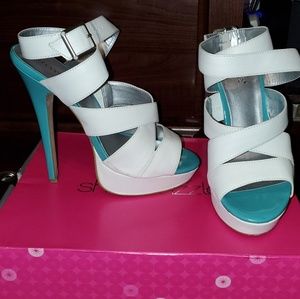 Shoe dazzle heels blue and white